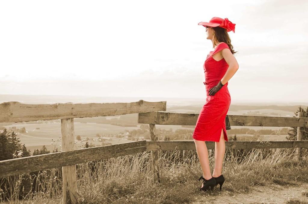 RetroCat im roten Kleid mit traumhaften Ausblick
