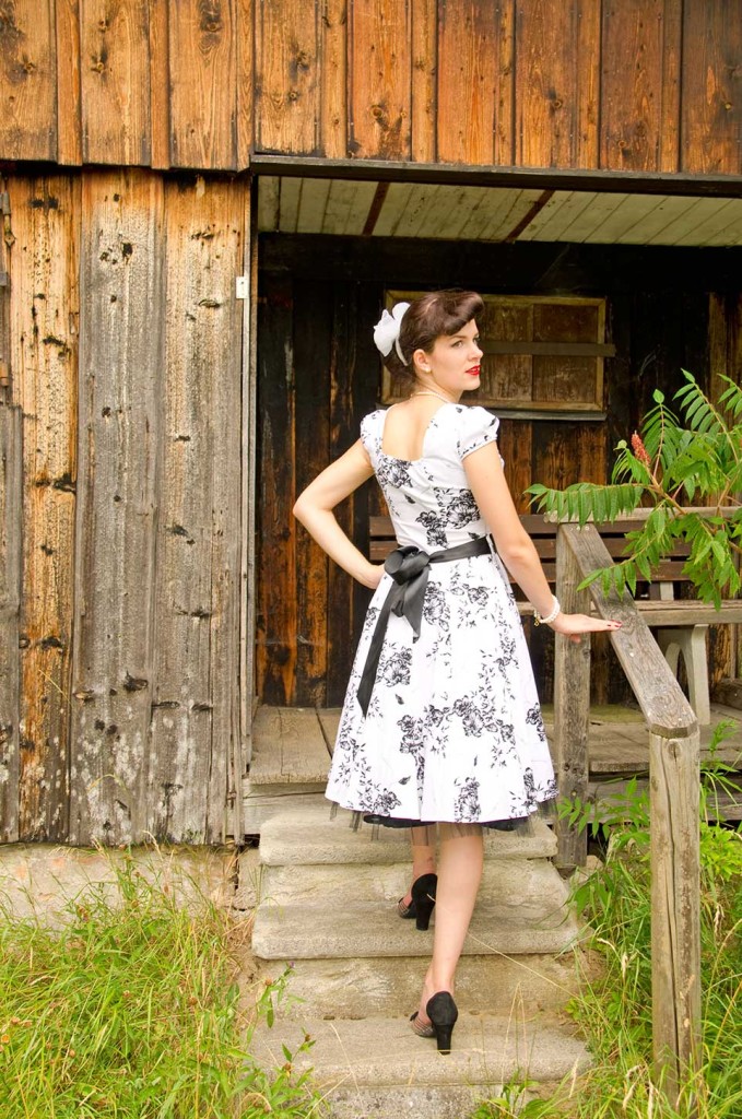 RetroCat im Schneewittchen-Look mit Swing-Kleid