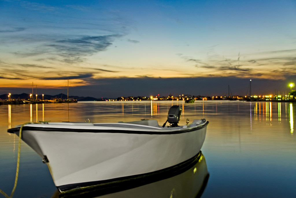 Ein einfaches Boot zur goldenen Stunde an der kroatischen Küste