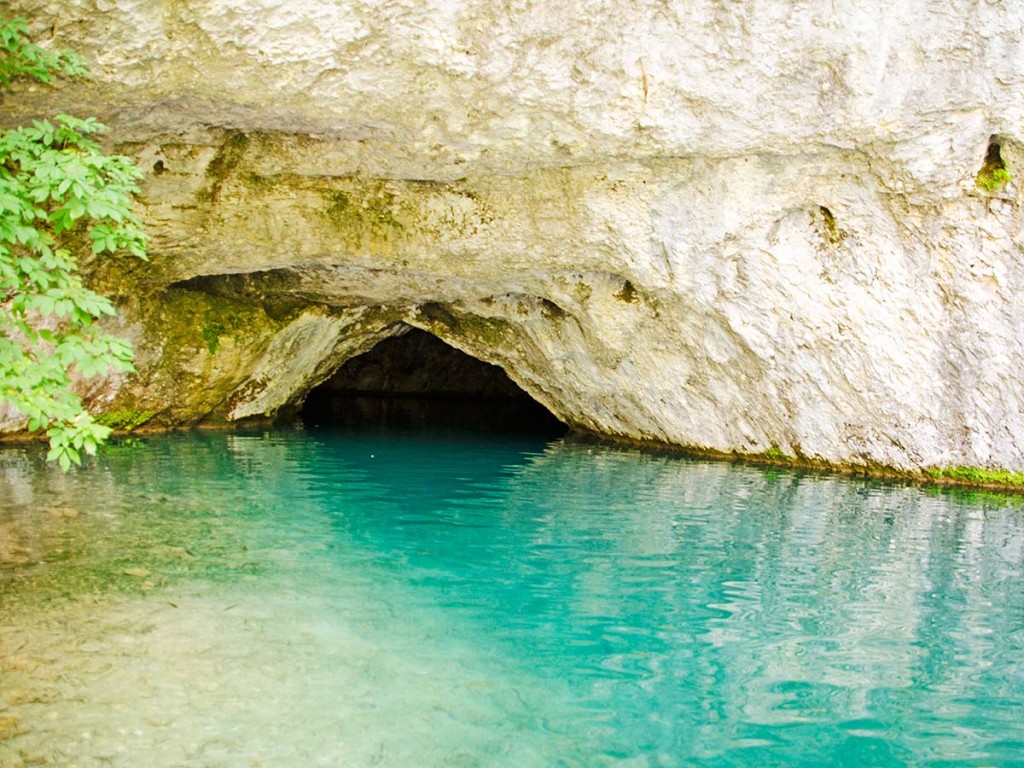 Eine Grotte bei den Plitvicer Seen in Kroatien