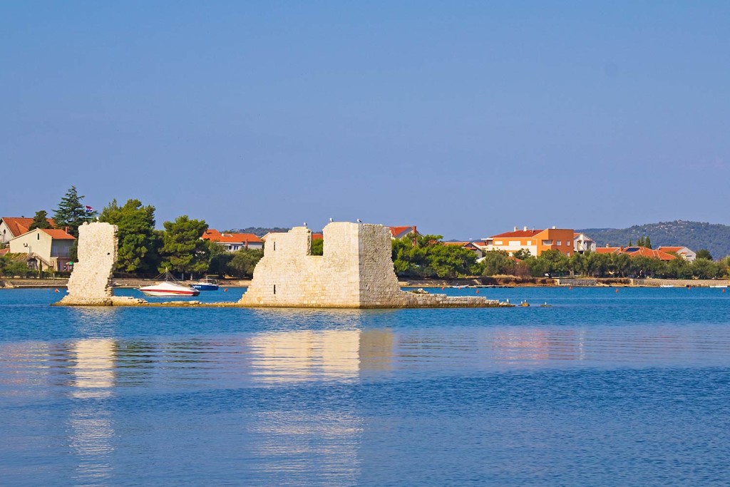 Eine Ruine im Meer von Kroatien