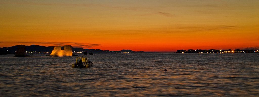 Ein Sonnenuntergang mit einer Ruine im Vordergrund