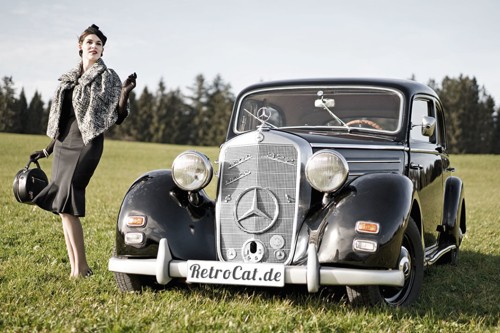 RetroCat mit einer Tasche von Banned und dem Mercedes-Benz 170 DS