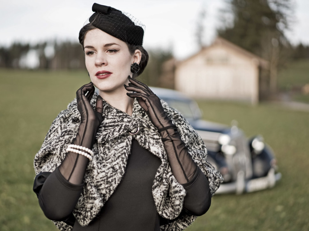 RetroCat mit langen Handschuhen von Secrets in Lace im Vintage-Look