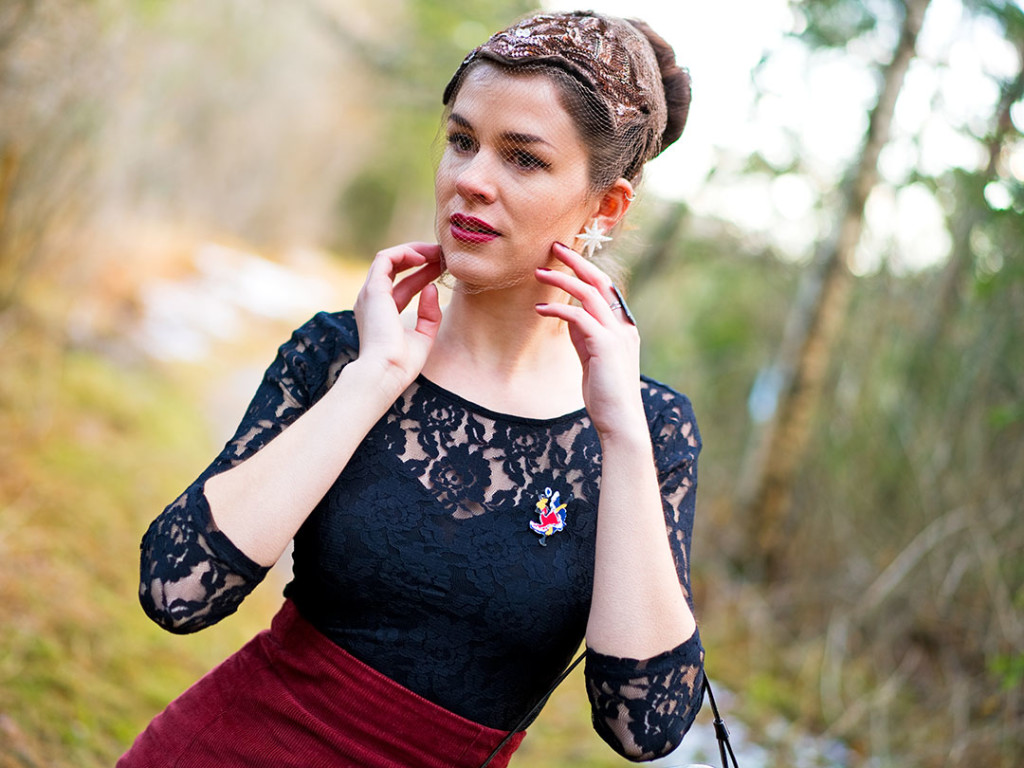 RetroCat mit einem Vintage-Fascinatior und Schmuck von Glitter Paradise