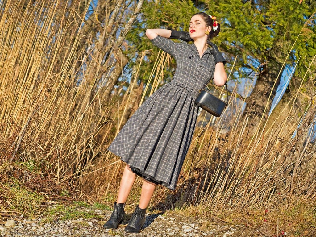 RetroCat mit Karo-Kleid und Haarschmuck