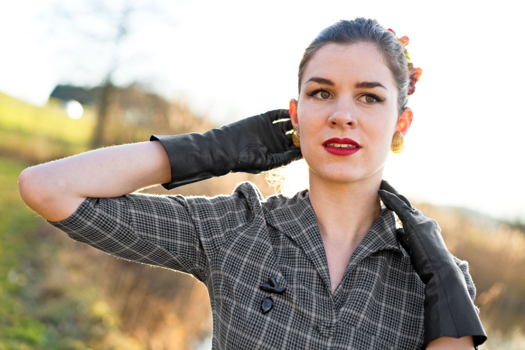 RetroCat mit Handschuhen und Ohrringen von Glitter Paradise