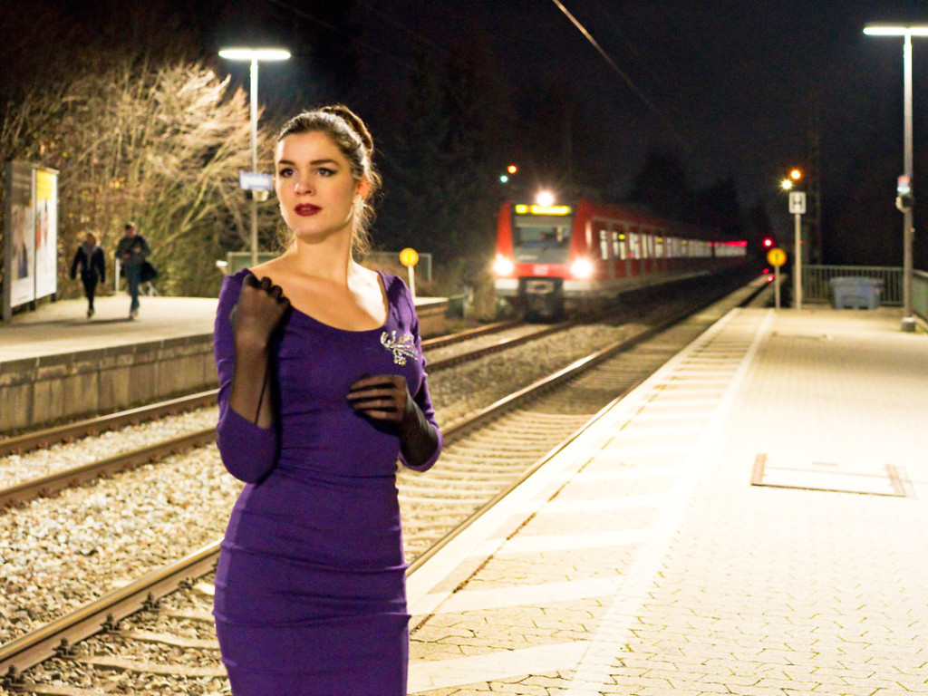 RetroCat in einem glamourösen Abendkleid von Collectif Clothing