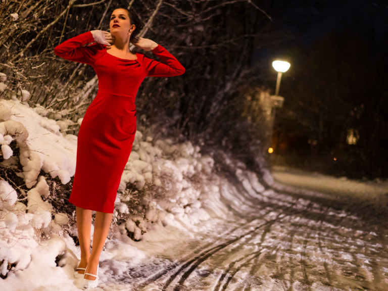 RetroCat im roten Kleid von The Pretty Dress Company