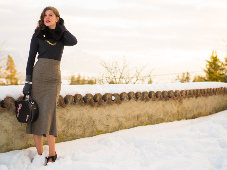 RetroCat in einem eleganten Winter-Outfit im Vintage-Stil