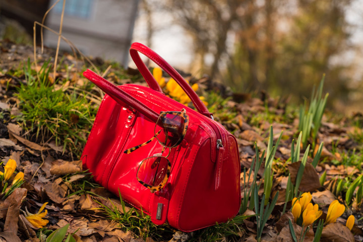 Eine rote Bowling Bag und eine Sonnenbrille von Miu Miu