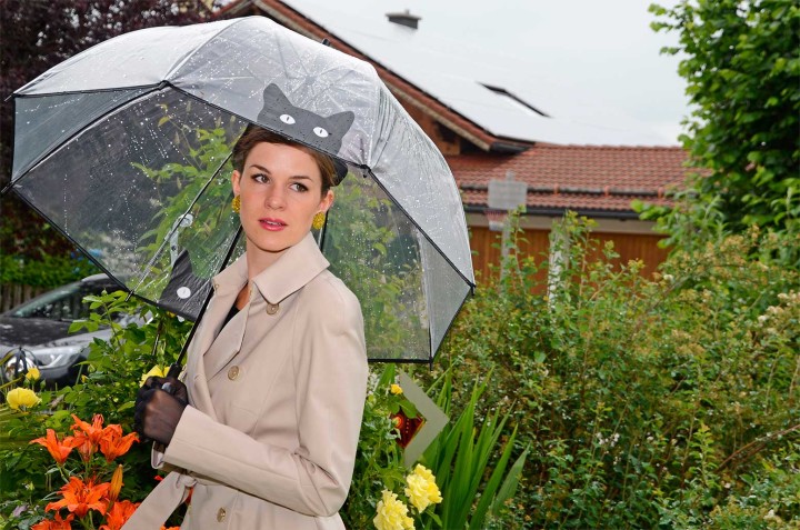 RetroCat mit einem stylishen Regenschirm von So Rainy