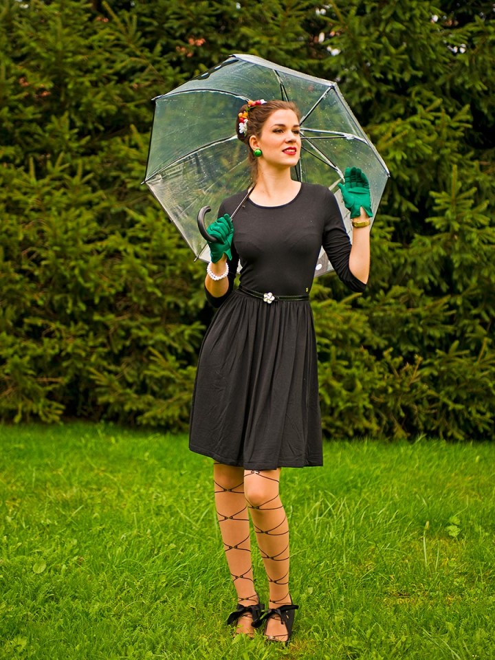 RetroCat mit Regenschirm und bunten Accessoires