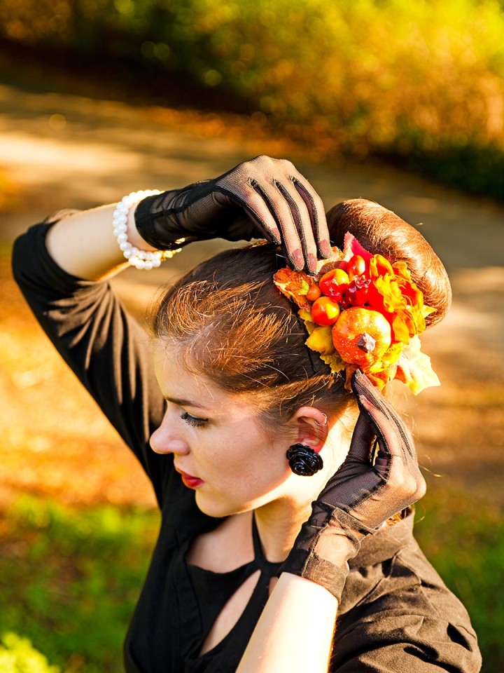 RetroCat mit herbstlichem Haarschmuck