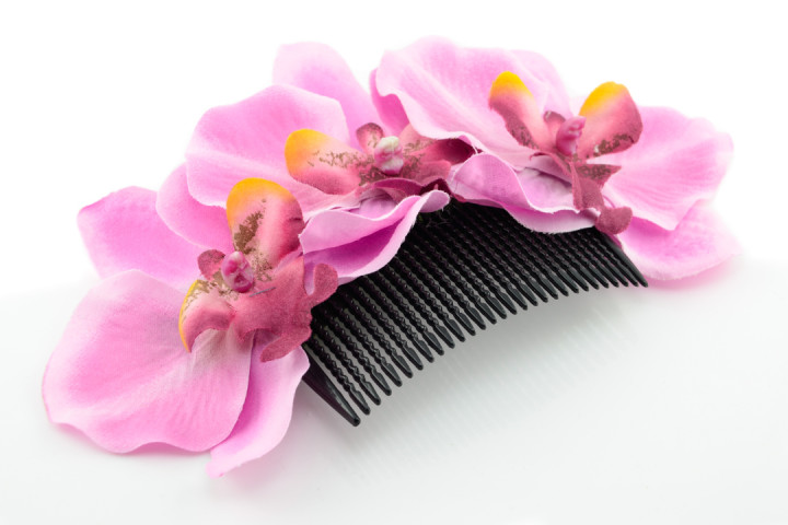 Ein Haarkamm von Sophisticated Lady mit rosa Orchideen