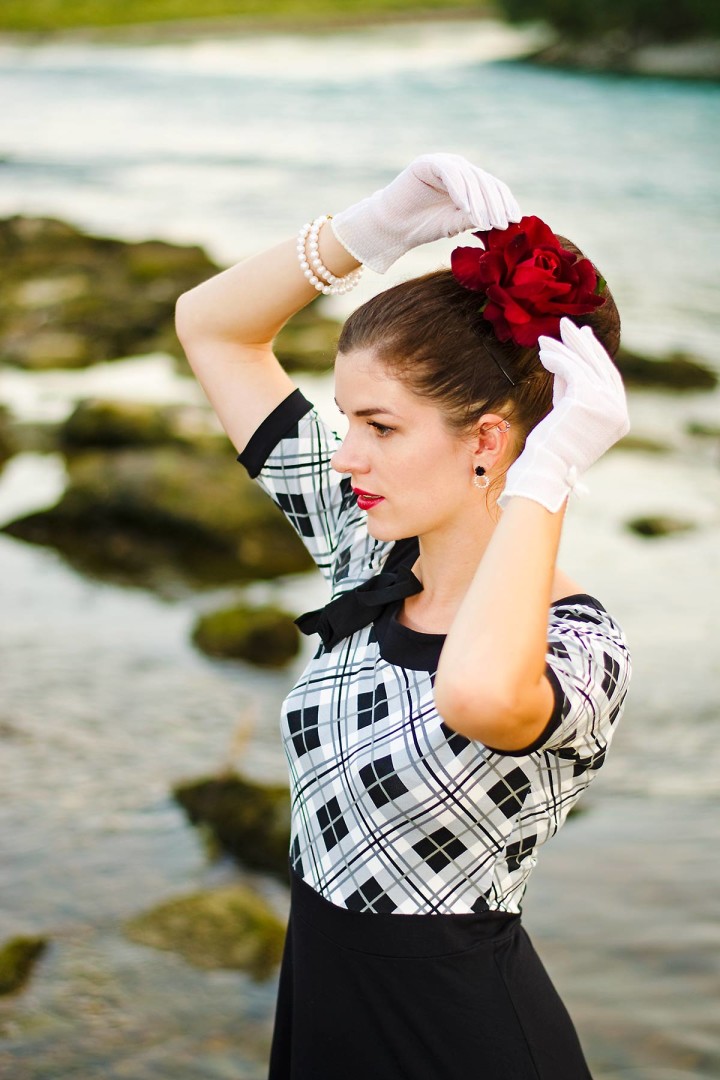 RetroCat mit einer roten Rose als Haarschmuck