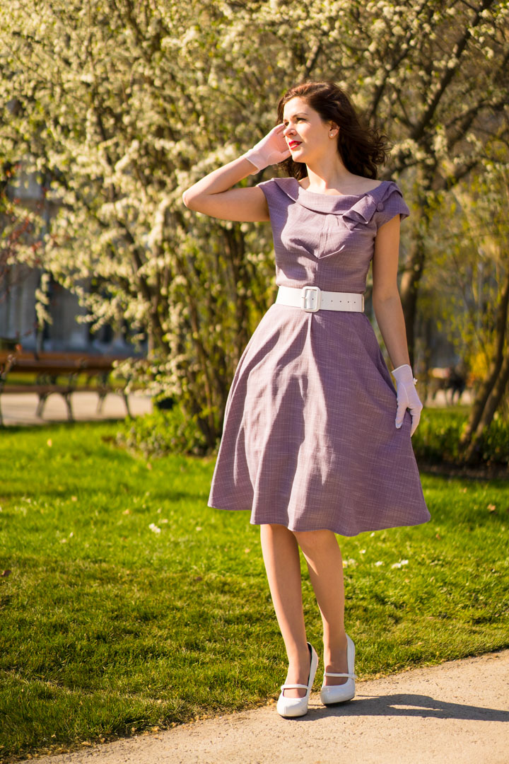 RetroCat in einem lila Retro-Kleid