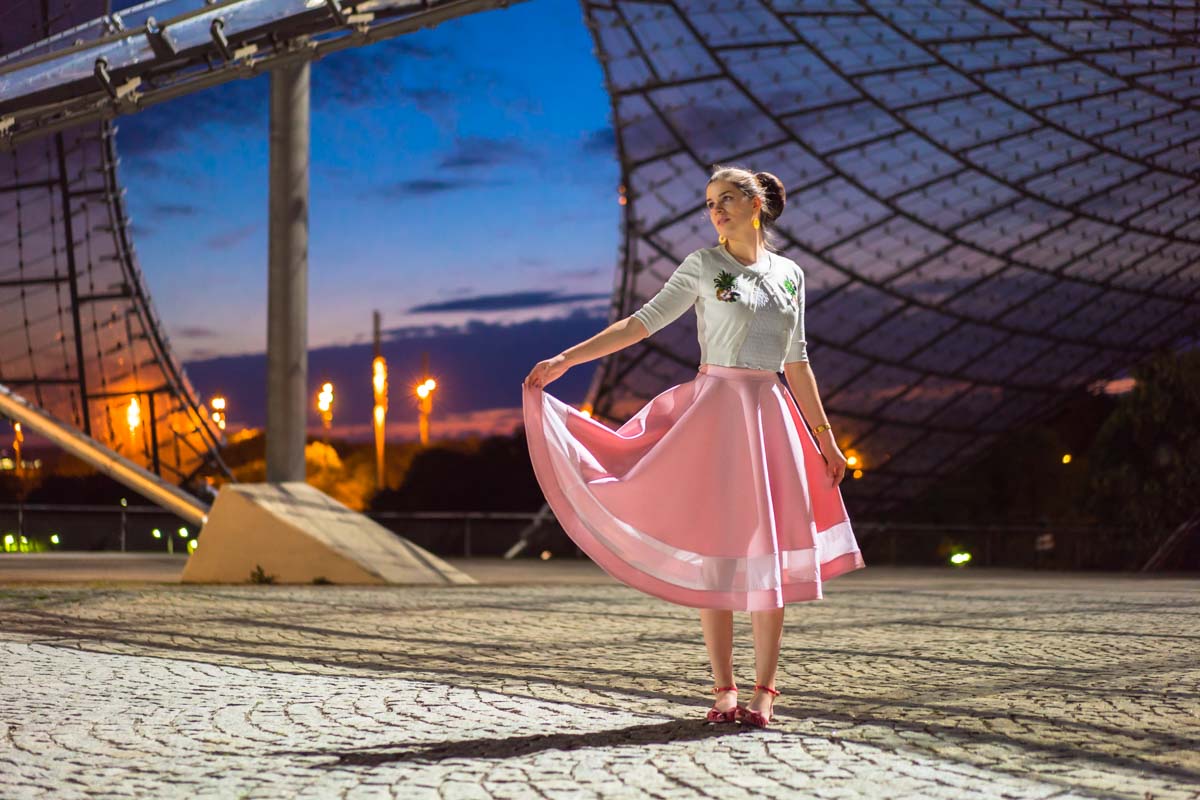 Ein stylishes Festival-Outfit im Retro-Stil fürs Tollwood München