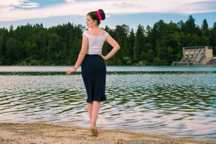 RetroCat in einem maritimen Sommer-Outfit mit pinken Strümpfen von Secrets in Lace