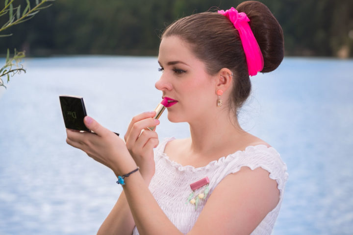 Ein sommerliches Retro-Make-up mit pinken Akzenten