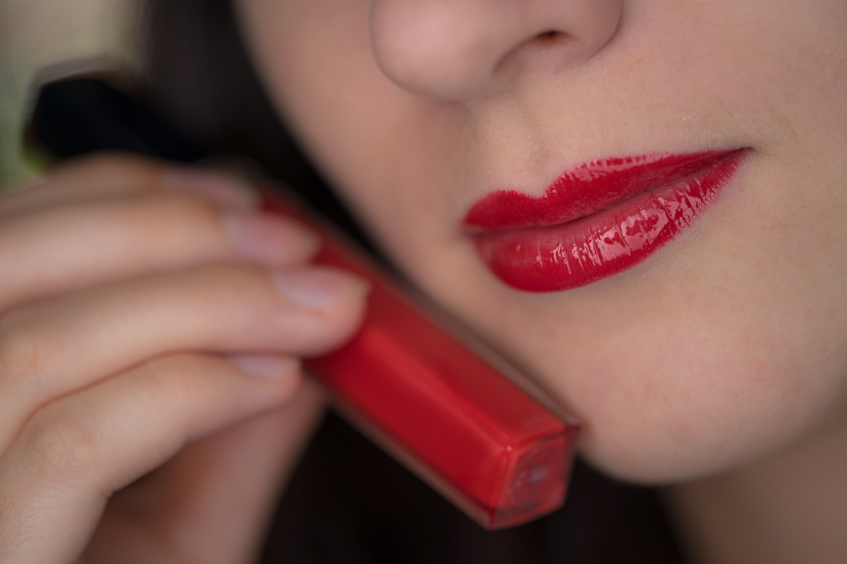 RetroCat mit dem roten Lipgloss namens Rouge Dior Brillant Nr. 999