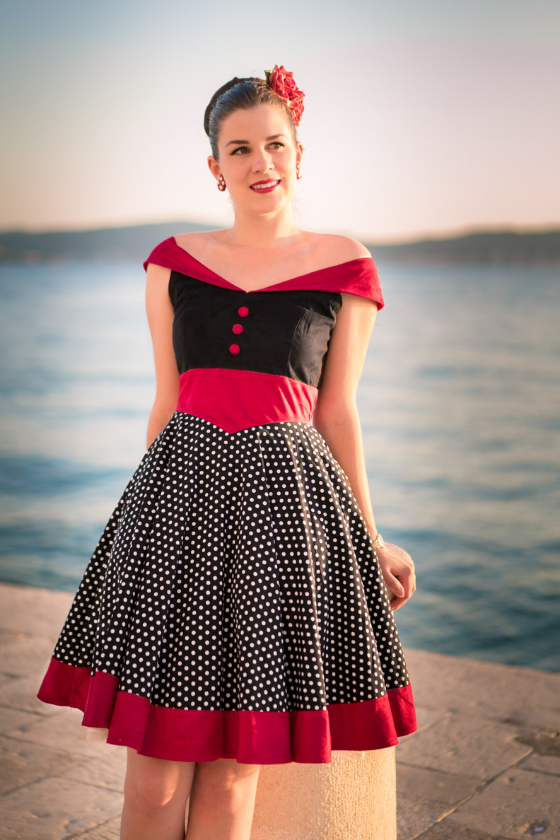 Fashion-Bloggerin RetroCat in einem Sommerkleid im Vintage-Stil