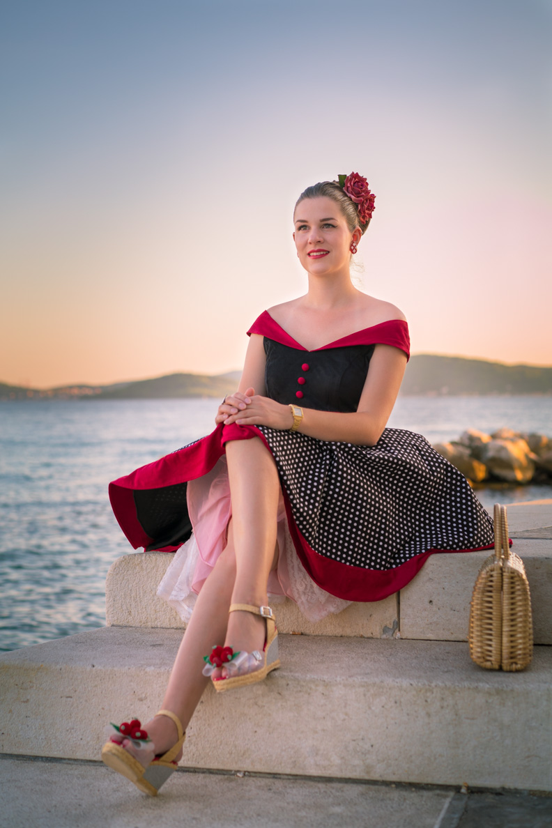Fashion-Bloggerin RetroCat in einem Sommerkleid im Stil der 50er