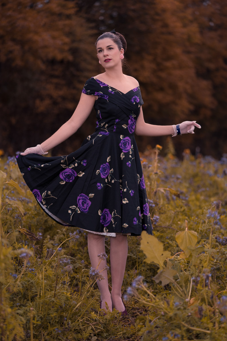 Vintage-Bloggerin RetroCat in einem Kleid mit Blumen-Print