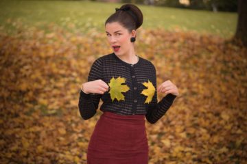 Für einen glamourösen Herbst: Cardigan von Yumi und Strümpfe von Secrets in Lace