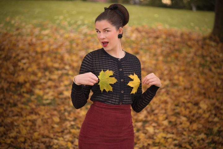 Ein glamouröser Herbst-Spaziergang mit einem Cardigan von Yumi & Secrets in Lace Strümpfen