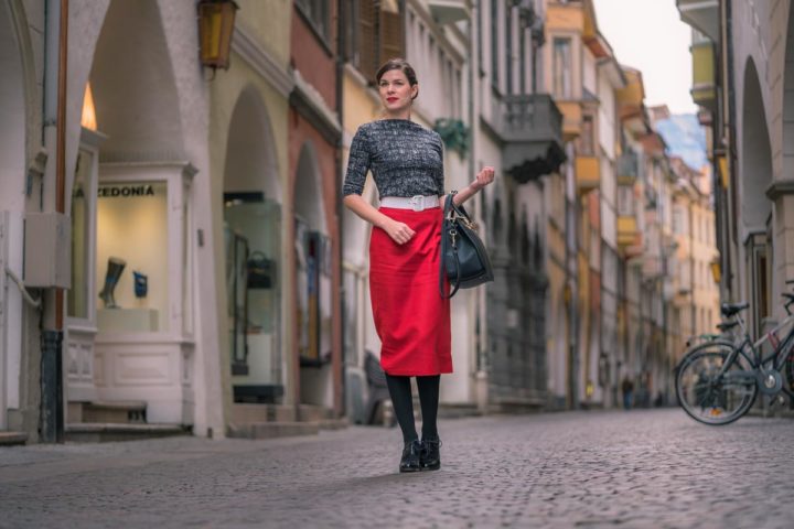 Red skirt best sale winter outfit