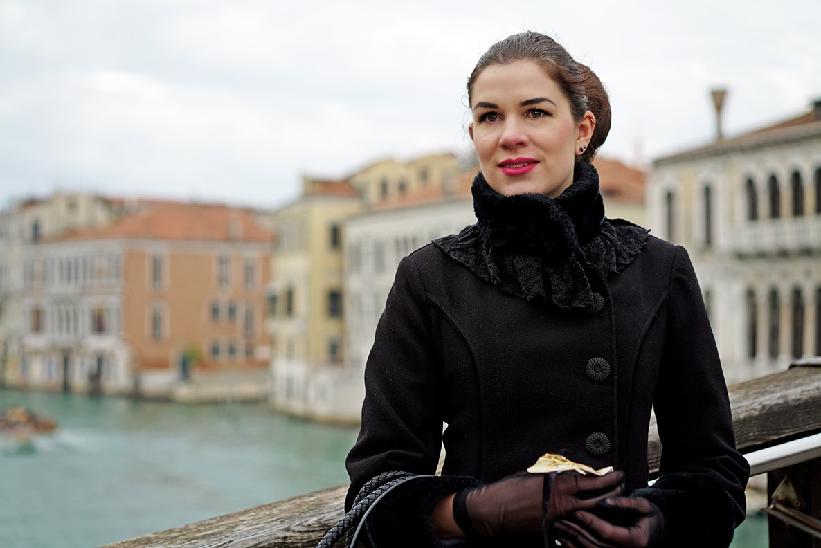 Reise-Bloggerin RetroCat im warmen Mantel in Venedig