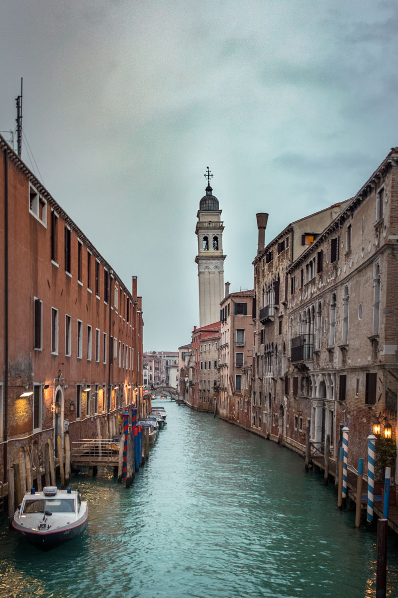 Ein schmaler Kanal in Venedig