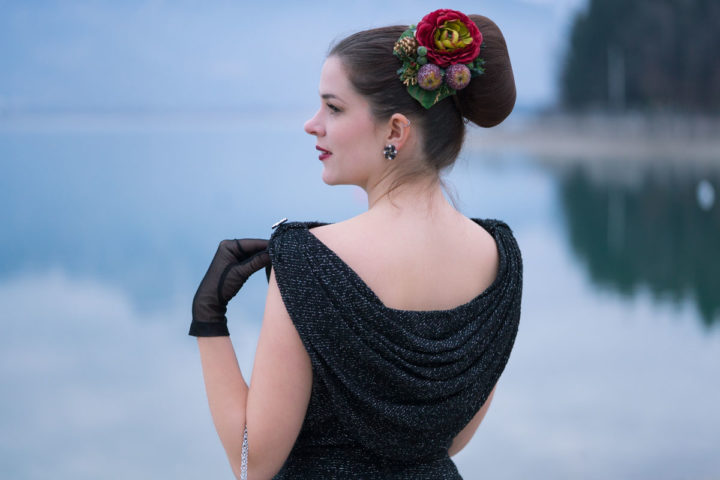 Ein 50er-Jahre-Kleid und glitzernde Accessoires: Festliche Vintage-Mode für die Weihnachtszeit