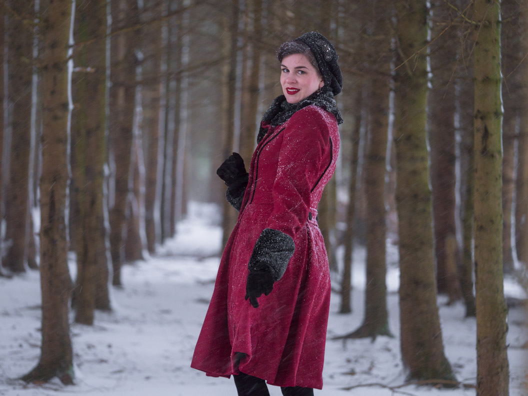 A red Winter Dress meets a glamorous Coat: Magical Winter Nights