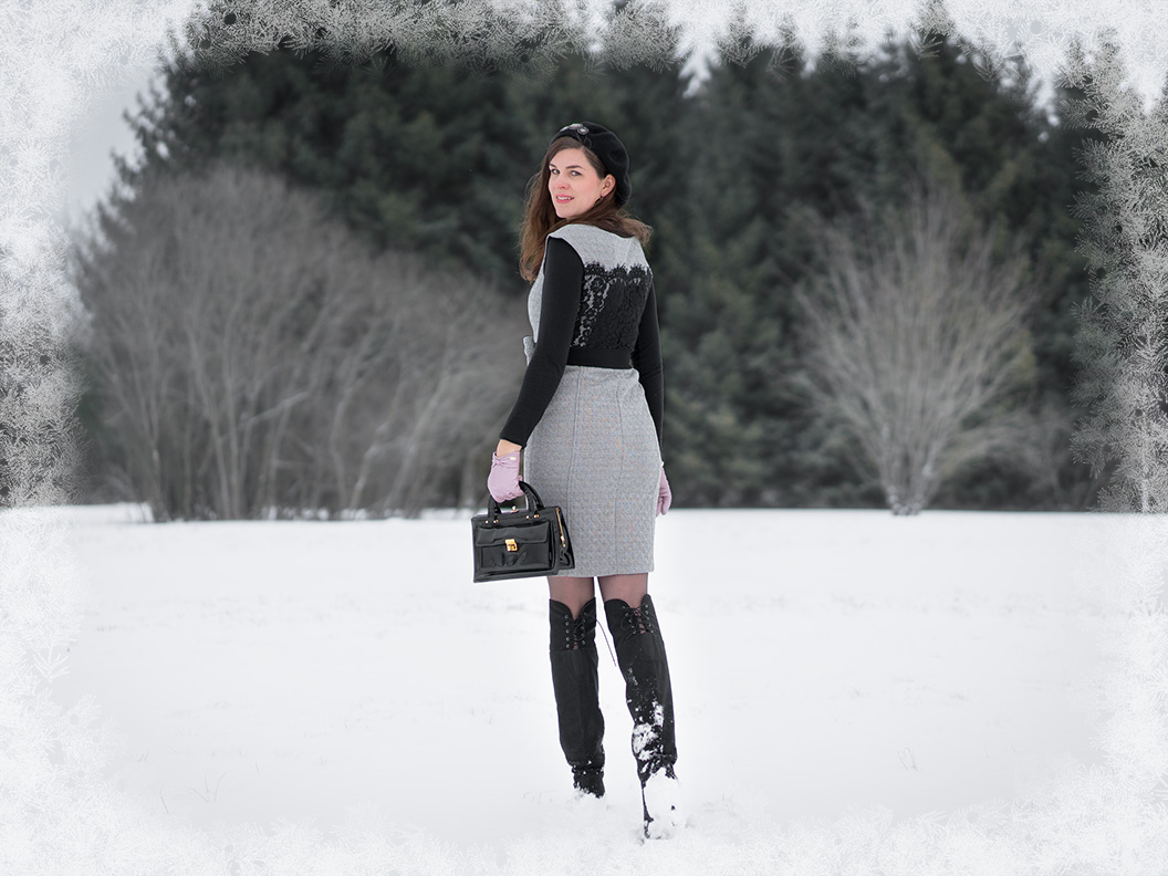 Sandra vom Mode-Blog RetroCat mit grauem Kleid und schwarzen Stiefeln