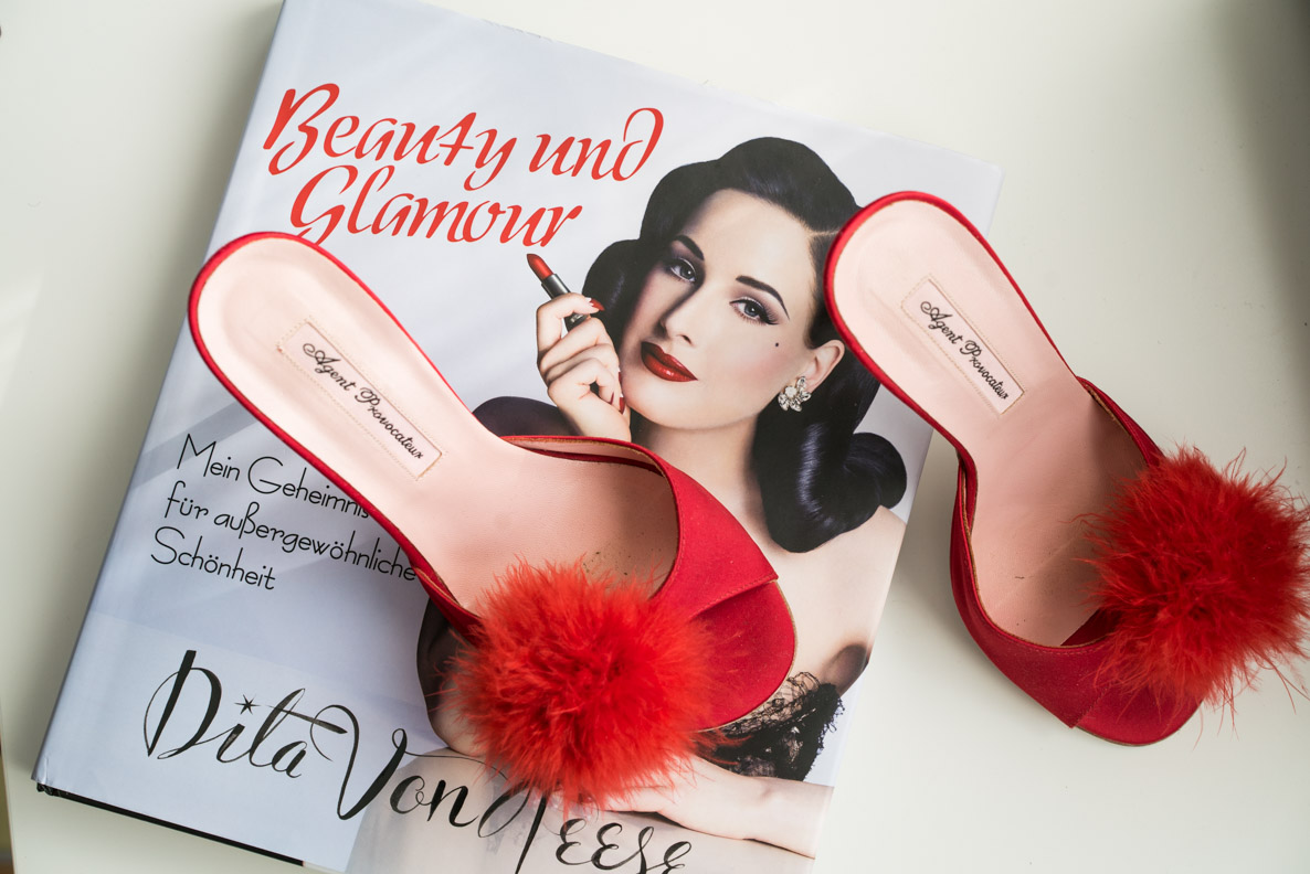 Das Buch "Beauty und Glamour" von Dita von Teese und Schuhe von Agent Provocateur