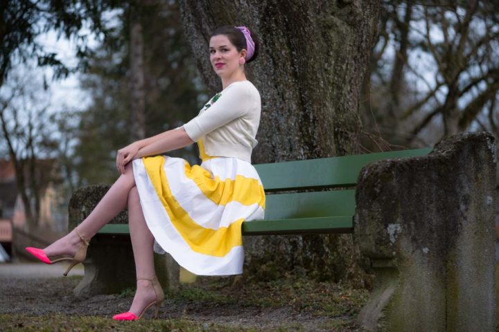 Sorgt für Frühlingsgefühle: Das gelb-weiße Anna Dress von Dolly and Dotty