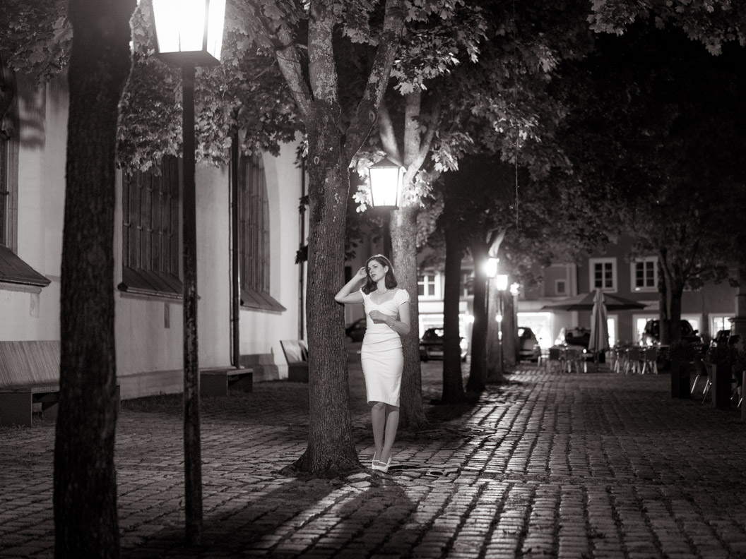 Vintage-Mode-Bloggerin RetroCat mit einem weißen Retro-Kleid bei Nacht