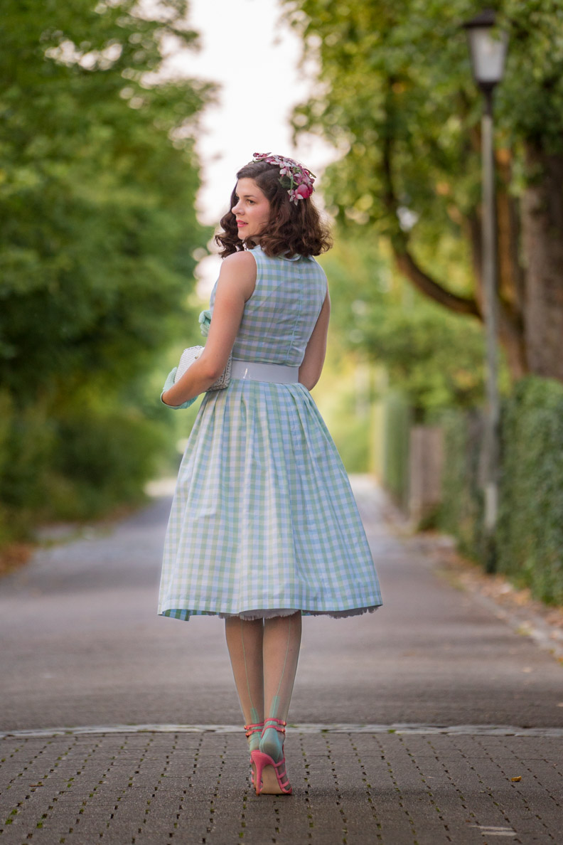 Cool Colours for hot Days: The Secrets in Lace Spanish Heel Stockings in  Mint - RetroCat