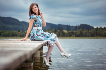 Blaue Strümpfe, zarte Kleider: Ein Sommer-Outfit mit Secrets in Lace & Dolly and Dotty