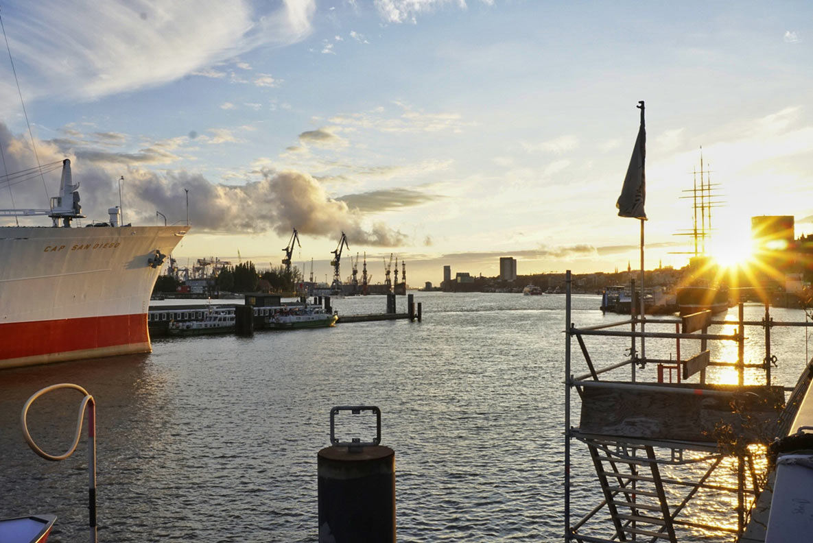 Der Hamburger Hafen im Sonnenuntergang