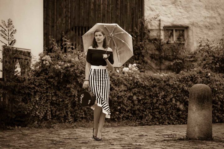 Für Sonne und Regen: Ein schwarz-weißer Streifenrock von Dolly and Dotty