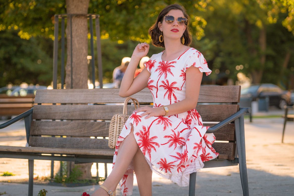 Fashion-Bloggerin RetroCat im sommerlichen Palm Dress vom 60er-Jahre-Label Grünten Mode
