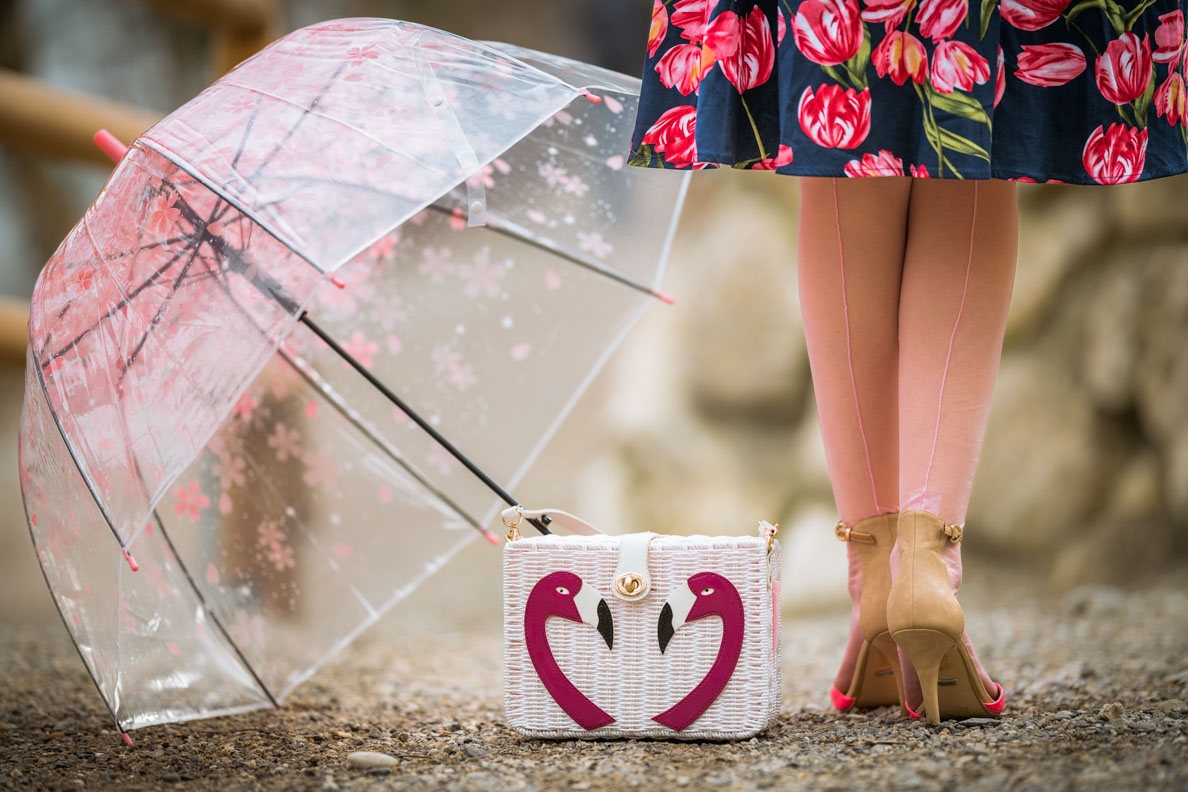RetroCat mit rosa Nahtstrümpfen von Secrets in Lace, einer Flamingo-Tasche und einem transparenten Regenschirm mit Blumen