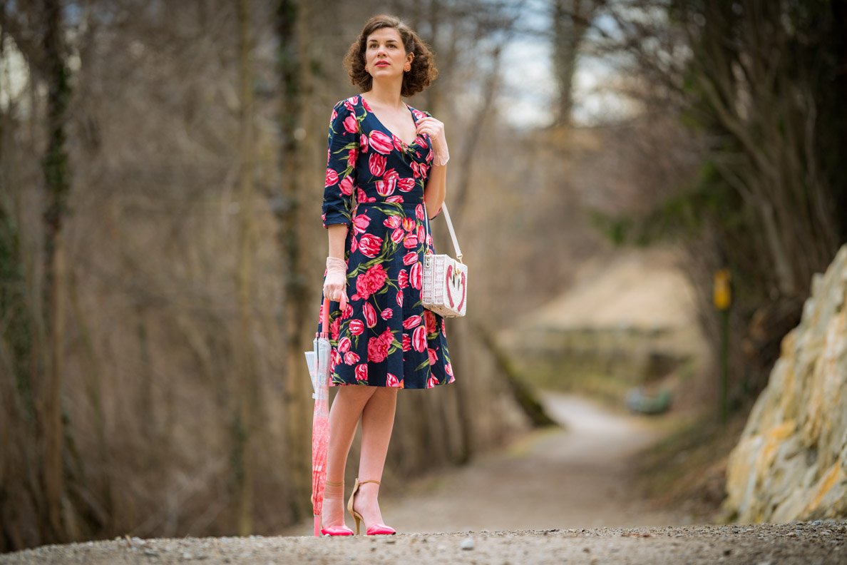 Vintage-Mode-Bloggerin RetroCat in einem farbenfrohen Retro-Kleid für den Frühling