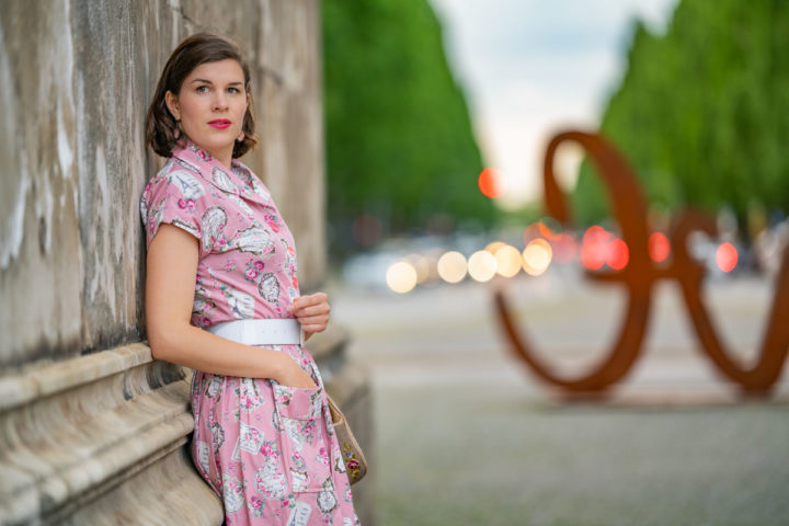 Ein Abend in München mit dem Kitty Dress "Perfume Pink" von Vivien of Holloway