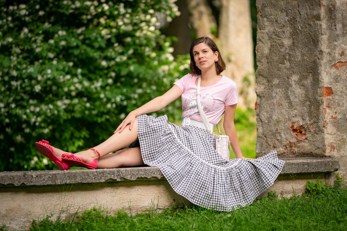 Vintage-Mode-Bloggerin RetroCat mit Tellerrock und rosa T-Shirt