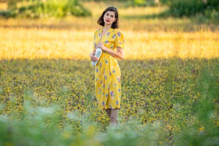 Bienen anlocken leicht gemacht: Das knallgelbe Sommerkleid "Mabel" mit Blumenprint