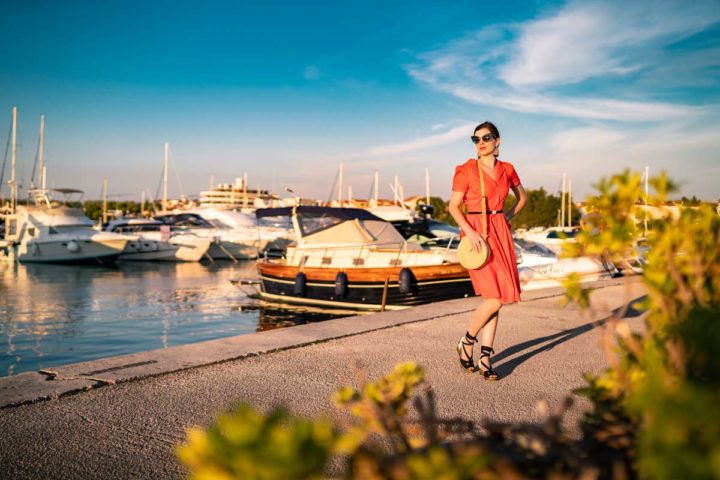 Style-Tagebuch Kroatien: Oranges Kleid und sommerliche Accessoires